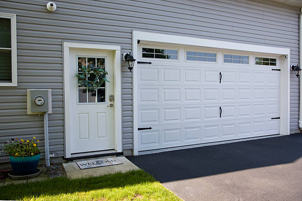 24/7 Emergency Garage Door Panel Replacement experts in Wakarusa, IN